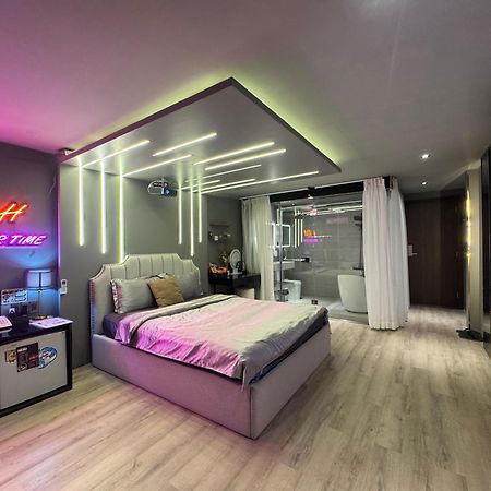 M&H Cinema Hotel Bandar Ho Chi Minh Luaran gambar
