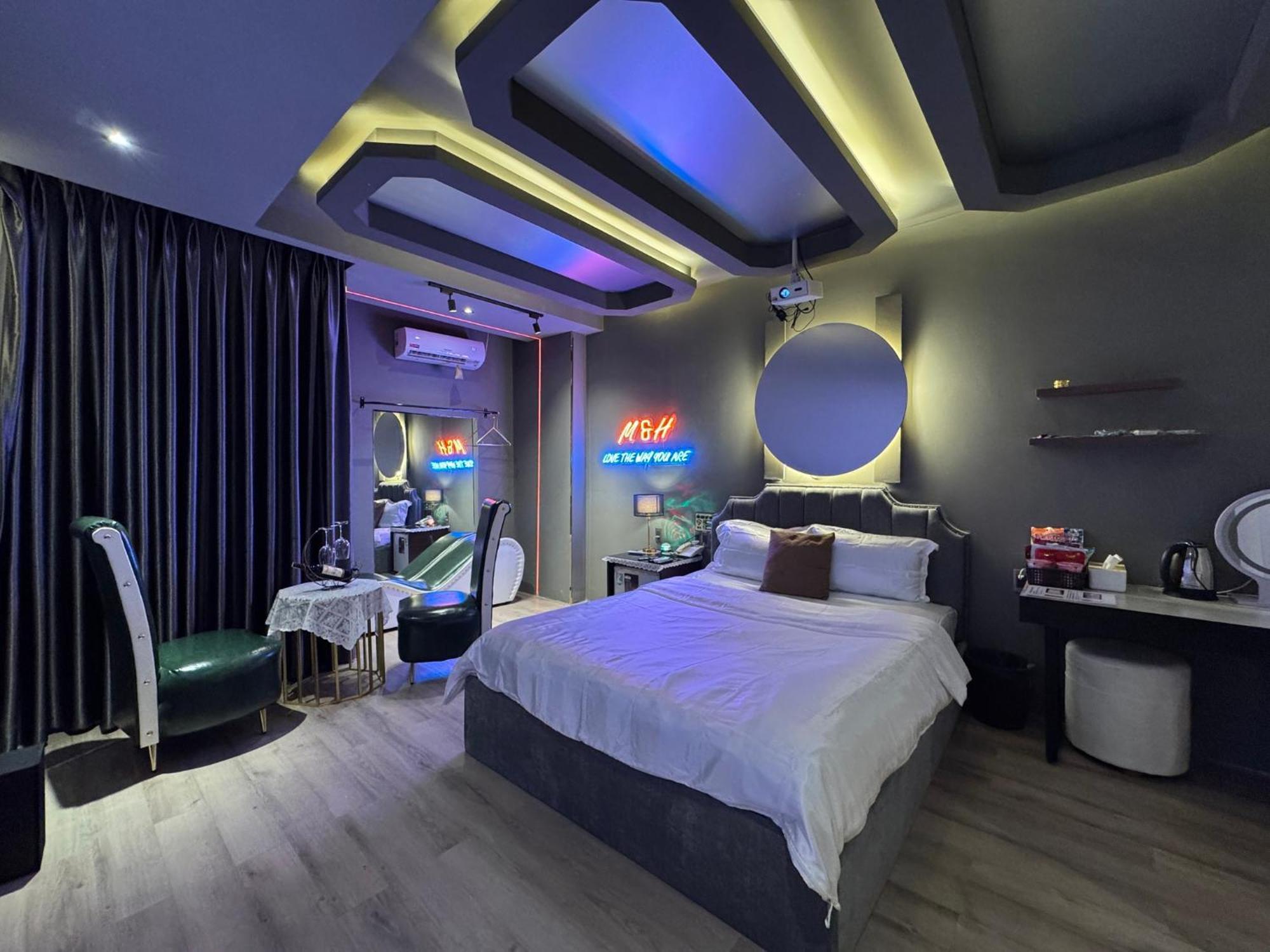 M&H Cinema Hotel Bandar Ho Chi Minh Luaran gambar